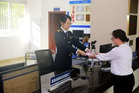 海南首批远洋渔业船员海员证签发图片