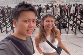 香港网红推轮椅“嘲讽”蹲地游客？网友怒了！图片