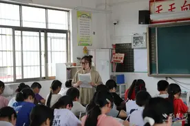 红安“80后”教师携女回乡支教，用爱“照亮”乡村课堂图片