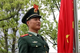 第16次担任天府广场升旗手，31岁的他即将退伍，“不舍，但格外珍惜”图片