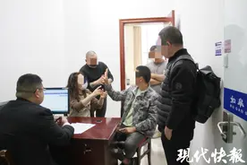 手语翻译+纸笔交流，法官无声调解让两名聋哑人成功协商图片