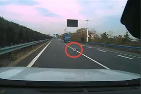 小货车上掉落一只空铁桶砸中路过轿车，货车司机赔了800元图片