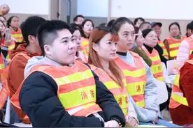 大手牵小手，安全总动员 成都温江涌泉四幼举行消防亲子活动图片