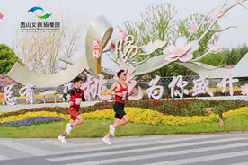 本未打算跑全程，这位奥运冠军将退役近30年来第一次完赛给了阳山半马图片