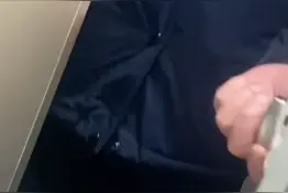 陕西榆林一男子潜入商业街女厕所偷拍，警方通报：行政拘留十日图片