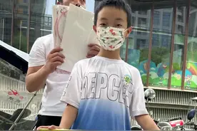 11岁男孩在西安街头摆摊卖扇子 想为白血病妹妹筹集手术费图片