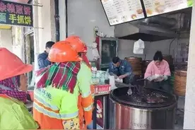 包子铺夫妇救2岁女童续：5000元奖金做包子送环卫工图片