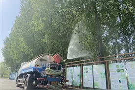 杨柳飘絮进入高发期  首发集团高速路沿线高压喷水“压”飞絮图片