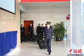 安徽首位女机长：是机长也是妈妈 热爱蓝天也热爱家庭图片