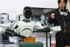 上海发布首个机器人通用“大脑”：能听懂人话自主思考，挂衣服分这几步完成图片
