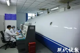 在家吃烧烤用炭取暖，老人中毒昏迷图片