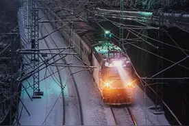 春运直击｜武汉冰冻雨雪致列车车顶出现“拉弧”现象图片