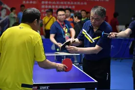 国乒功勋教练李晓东为业余乒乓球高手答疑解惑图片