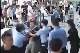 无证强闯西安火车站！持刀伤人男子被制服图片