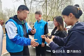 点亮希望之光，大学生志愿者开展孤独症儿童义卖公益活动图片