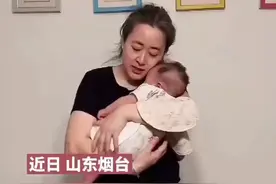 宝宝睡觉必须姥姥念诗哄，孩子妈妈：从月子里就这样，手机放的不行图片