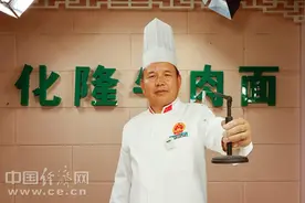【中国梦·大国工匠篇】韩玉龙的绝活：40多根拉面穿针眼图片