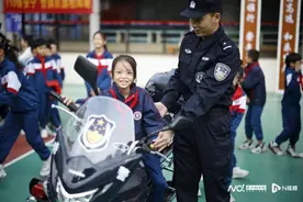 体验警用摩托，穿戴警察装备！西关培正小学上了“警”彩一课图片