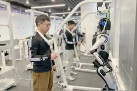 汽车检测、配药、叠衣服，超百台人形机器人在这里接受“人类教学”｜产业创新动态图片