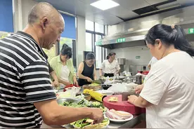 这顿团圆饭他们等了二三十年 中秋前夕两对失散家庭在嵊州认亲图片