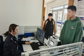 周末错时开通绿色窗口 崂山公安为高考生集中办理身份证图片