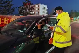 未悬挂号牌被查 司机：号牌粘不住图片