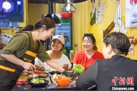 韩国夫妇中国海滨开餐馆 烤肉香里叙友情图片