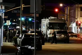 美国洛杉矶一公交车遭劫持　一人死亡图片