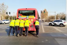 公交车故障被困路口 淄博桓台交警推车保畅通图片