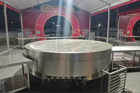 万人份牛肉汤怎么做？近百人上阵，特制大锅熬煮三小时图片