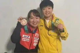 伊藤美诚晒与孙颖莎合照，两人手举奖牌微笑！图片