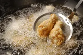 你炒菜时的这个动作，正在威胁全家健康图片
