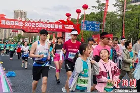 2025清远马拉松赛鸣枪开跑图片