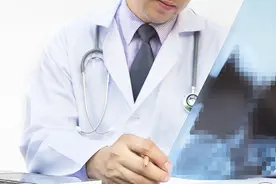 92岁的老奶奶，埋进头皮28年的钛板，竟突然暴露了……图片