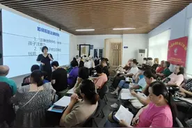 美德信用：隔辈不隔亲，祖孙共成长——市南区金门路街道组织开展“隔辈亲·智慧爱”隔代教育社区活动图片