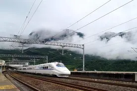 坐着高铁去旅行：火热的黄金周，武铁日均加开78个车次图片