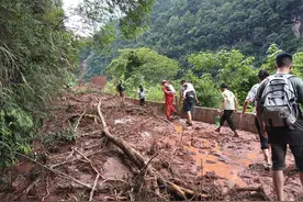 新时代应急先锋丨暴雨突袭山村致20多人被困“孤岛” 他们历时34小时徒步60公里挺进深山救援图片