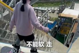 8岁小女孩挑战14米滑雪大跳台，犹豫片刻后大喊一声“弄！”果断跃下，气势拉满！网友：小孩姐太飒了！（来源：人民日报、果燃就是布朗宁）图片