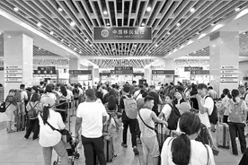 繁忙的二连浩特口岸图片