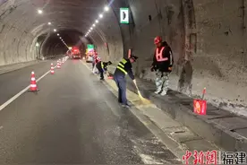 一行驶货车大米洒落高速路面险酿事故图片