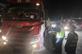 济宁交通：夜间治超不松懈 联合执法护平安图片