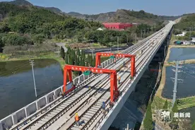 双城再近一步 杭德市域铁路高架段开始铺轨图片