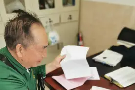 负伤老兵乘南京公交得到司机帮助 手写感谢信登门致谢图片