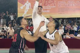 “战神”刘玉栋开球，泉州一县两区村BA开赛图片