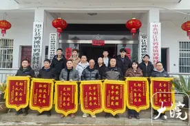 轿车冲入水塘 跳入冰冷水中救人的13位村民收到锦旗图片