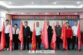 【富矿精开】省煤田地质局向“富矿精开”青年突击队集中授旗图片
