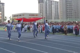 高区山大实验学校举办“向着光亮 逐梦未来”榜样人物主题运动会图片