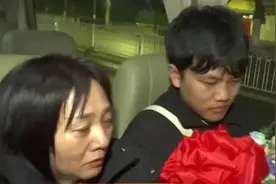 亿万富豪找回被拐25年儿子！已准备好3套新房，今天带他去提车！图片