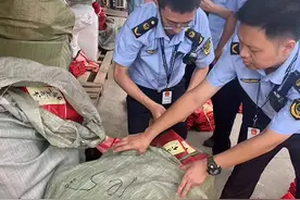 苏州通报4起大闸蟹造假典型案例：一商户买卖“阳澄湖”包装袋被罚没5万图片