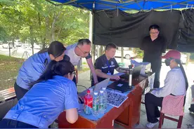 电动自行车上牌点开进武汉高校，现场交警：10分钟搞定，已为武汉大学上牌约2.5万台图片
